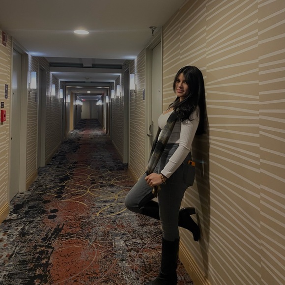 Meet your Posher, Tabatha - Picture 2 of 3